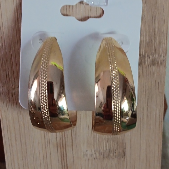 Collection of 10 sets of Gold Tone Post Earrings - Picture 5 of 13